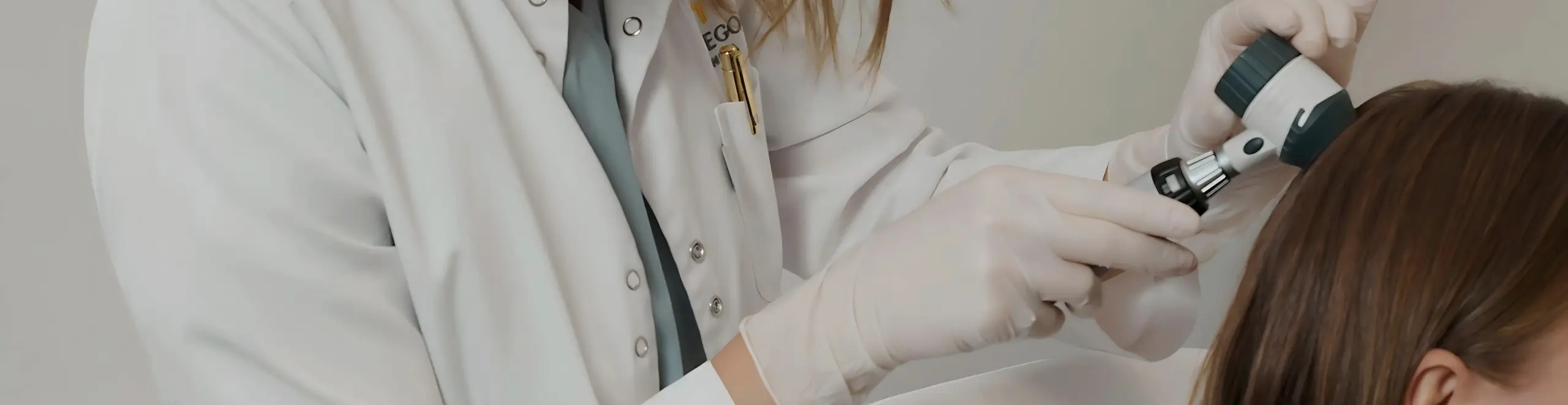 Dermatologė atlieka PRP procedūrą plaukams – trombocitais praturtinta plazma injekuojama į pacientės galvos odą