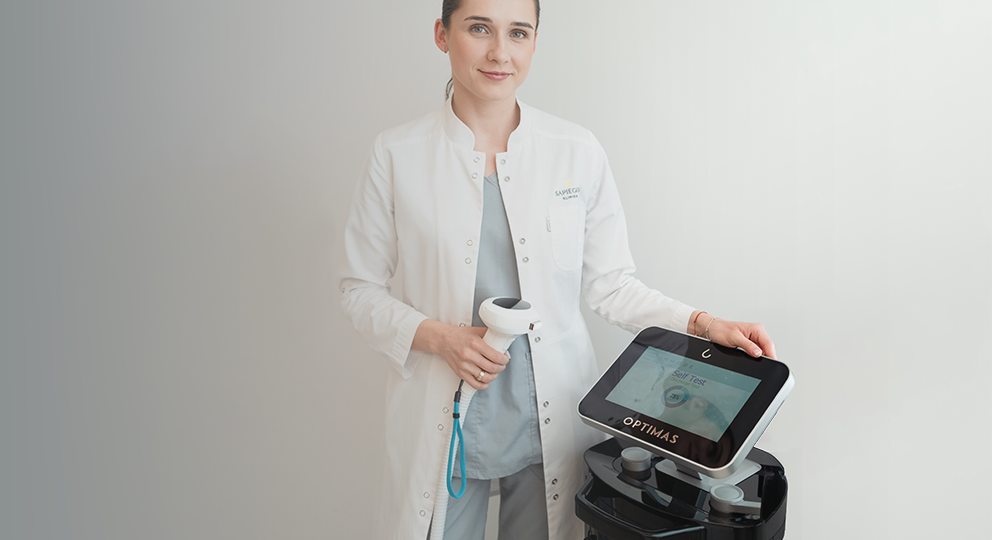 Dermatologė demonstruoja „InMode Optimas“ prietaisą pigmentinių dėmių šalinimo procedūrai