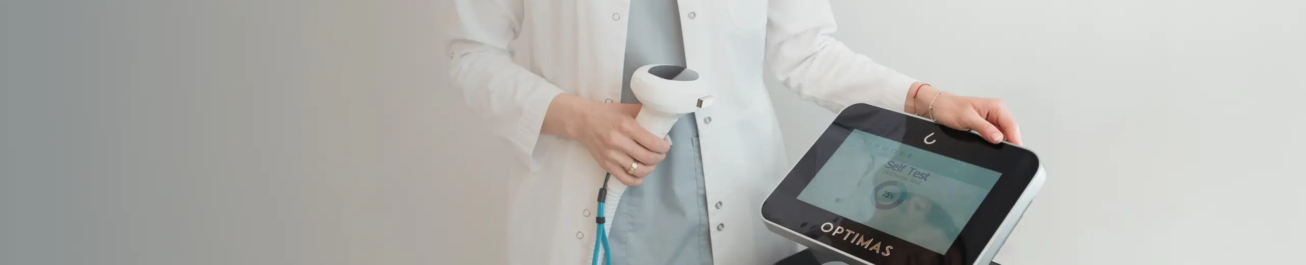 Dermatologė demonstruoja „InMode Optimas“ prietaisą pigmentinių dėmių šalinimo procedūrai